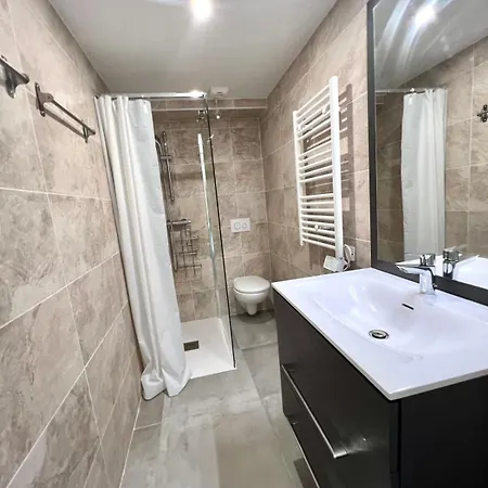 Old - 4 Beds - Private Parking Apartment *