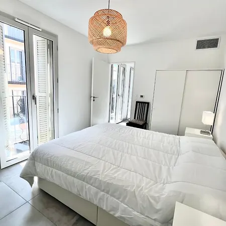 Old - 4 Beds - Private Parking