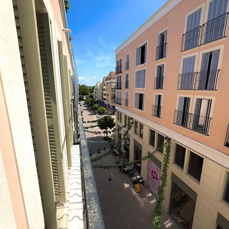 Old - 4 Beds - Private Parking Apartment Antibes