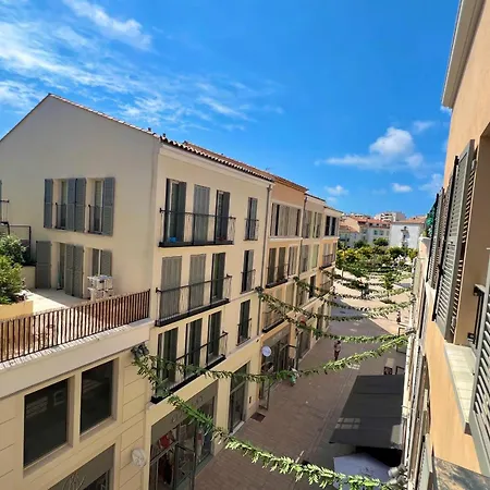 Old - 4 Beds - Private Parking Apartment Antibes